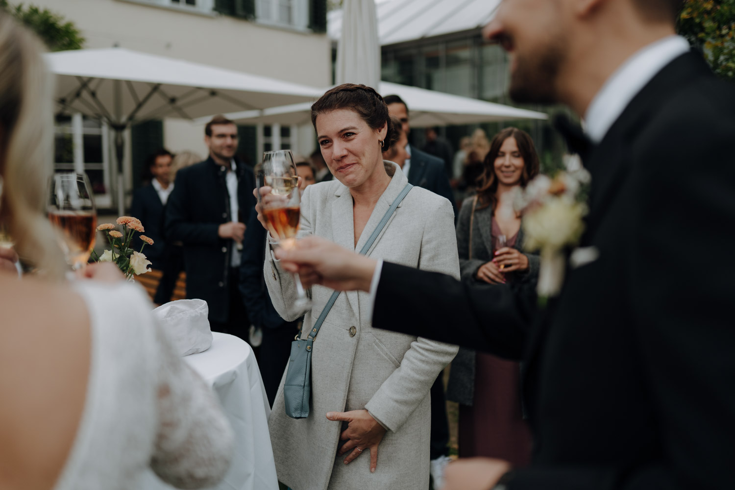 Emotionale Bilder von Gästen bei Hochzeit in Bern fotografiert vom besten Hochzeitsfotograf authentische ungestellte Bilder