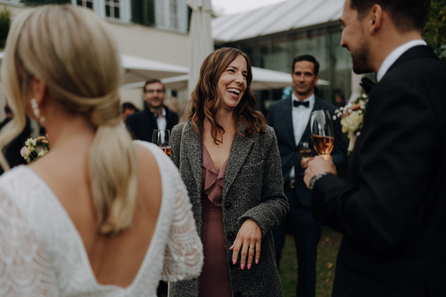 Emotionale Bilder von Gästen bei Hochzeit in Bern fotografiert vom besten Hochzeitsfotograf authentische ungestellte Bilder