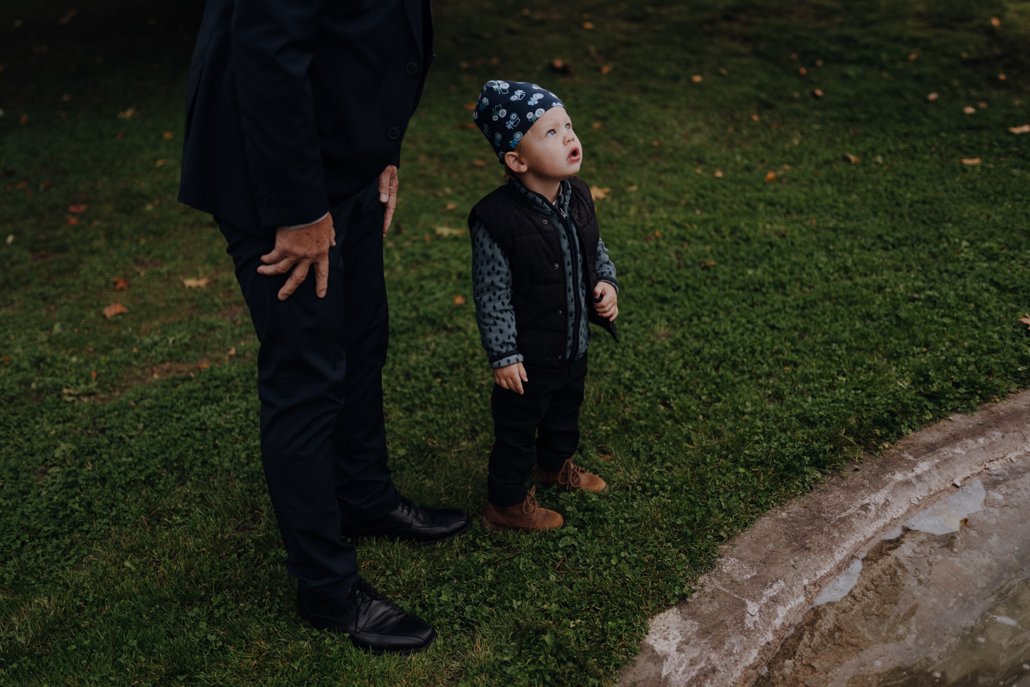 Emotionale Bilder von Gästen bei Hochzeit in Bern fotografiert vom besten Hochzeitsfotograf authentische ungestellte Bilder