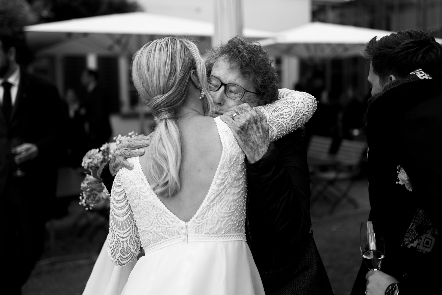 Emotionale Bilder von Gästen bei Hochzeit in Bern fotografiert vom besten Hochzeitsfotograf authentische ungestellte Bilder