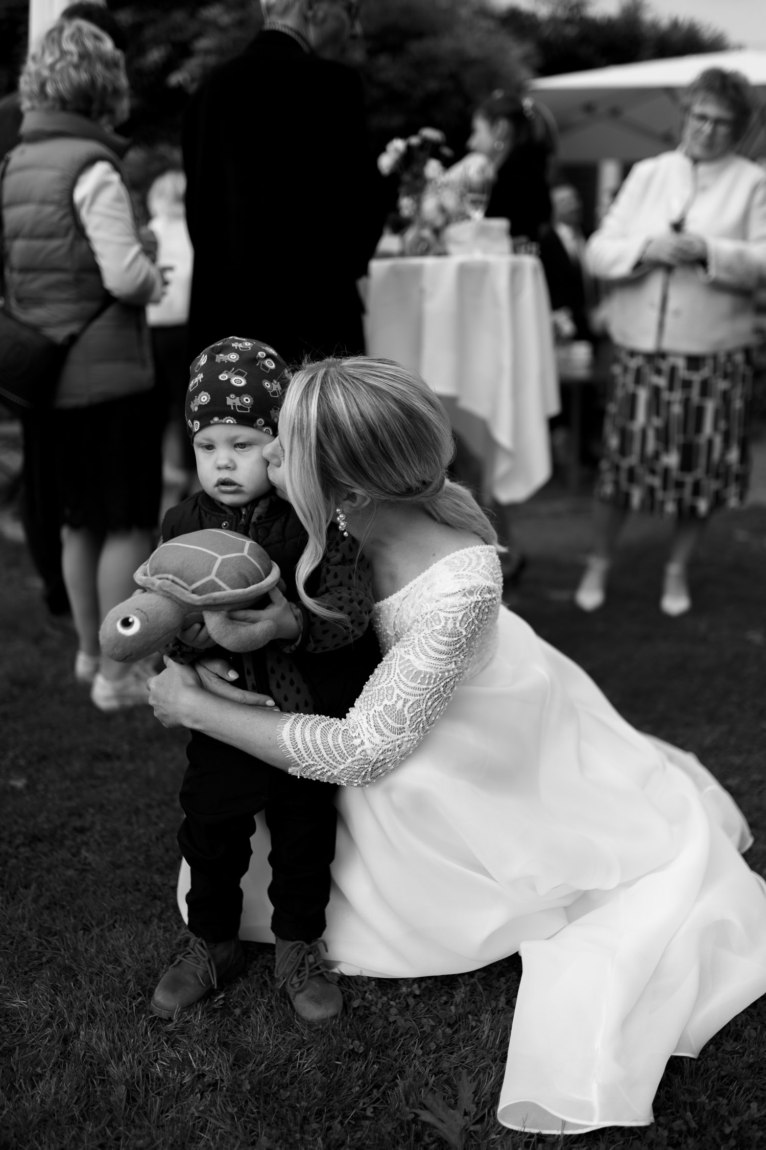 Braut umarmt ihren Sohn ungestellte Hochzeitsfotos Hochzeitsfotograf Schweiz