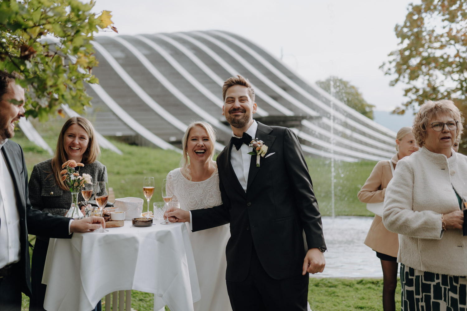 Emotionale Bilder von Gästen bei Hochzeit in Bern fotografiert vom besten Hochzeitsfotograf authentische ungestellte Bilder