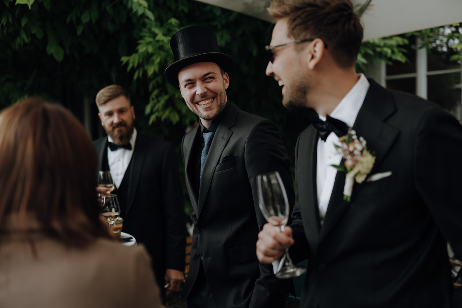 Emotionale Bilder von Gästen bei Hochzeit in Bern fotografiert vom besten Hochzeitsfotograf authentische ungestellte Bilder