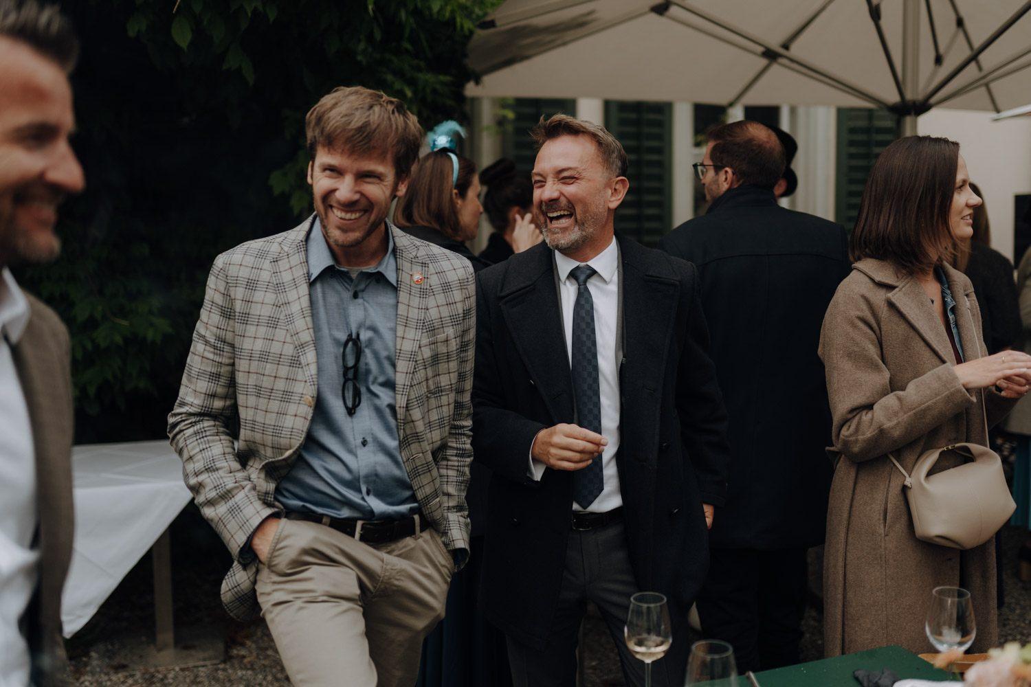 Emotionale Bilder von Gästen bei Hochzeit in Bern fotografiert vom besten Hochzeitsfotograf authentische ungestellte Bilder