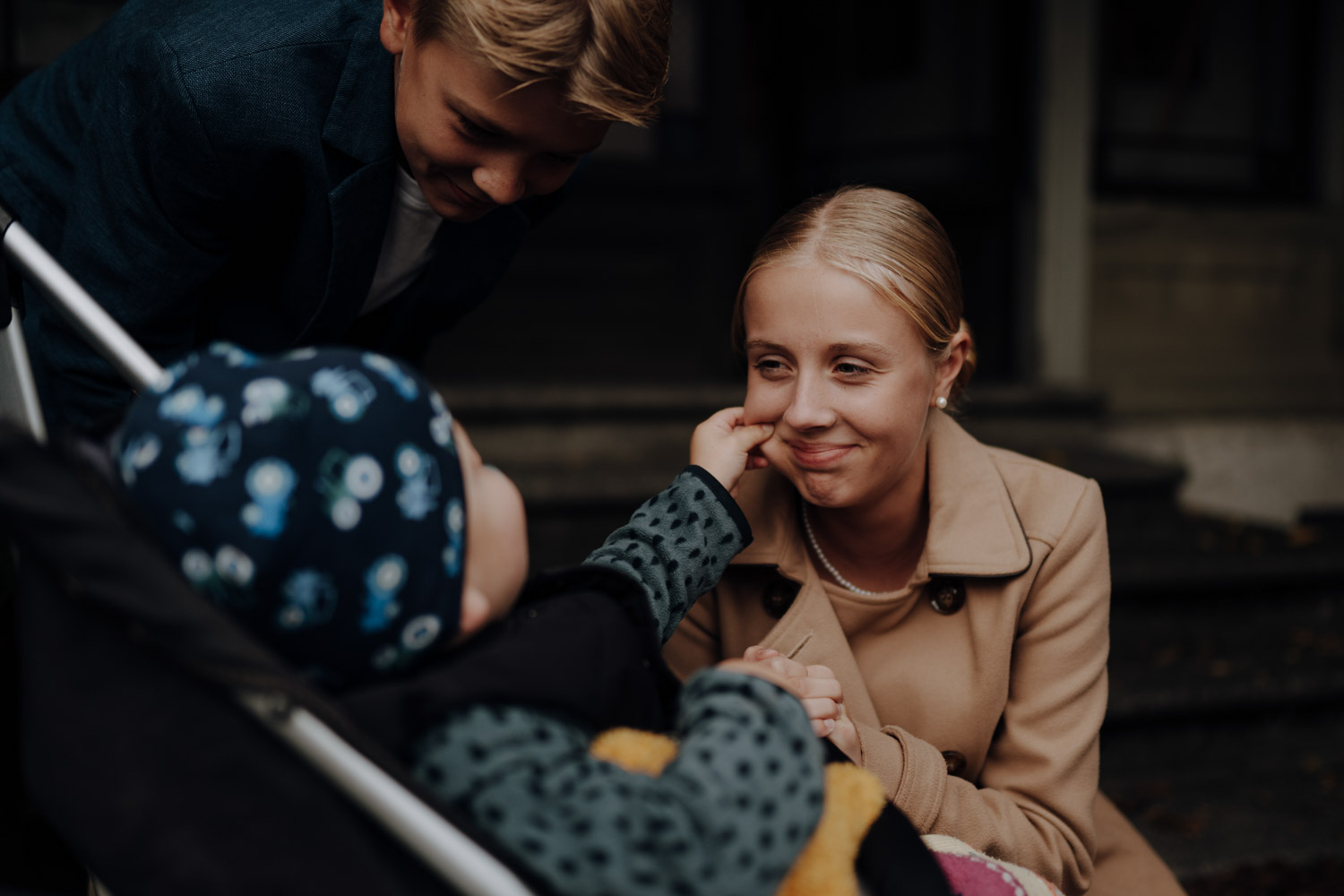 Emotionale Bilder von Gästen bei Hochzeit in Bern fotografiert vom besten Hochzeitsfotograf authentische ungestellte Bilder