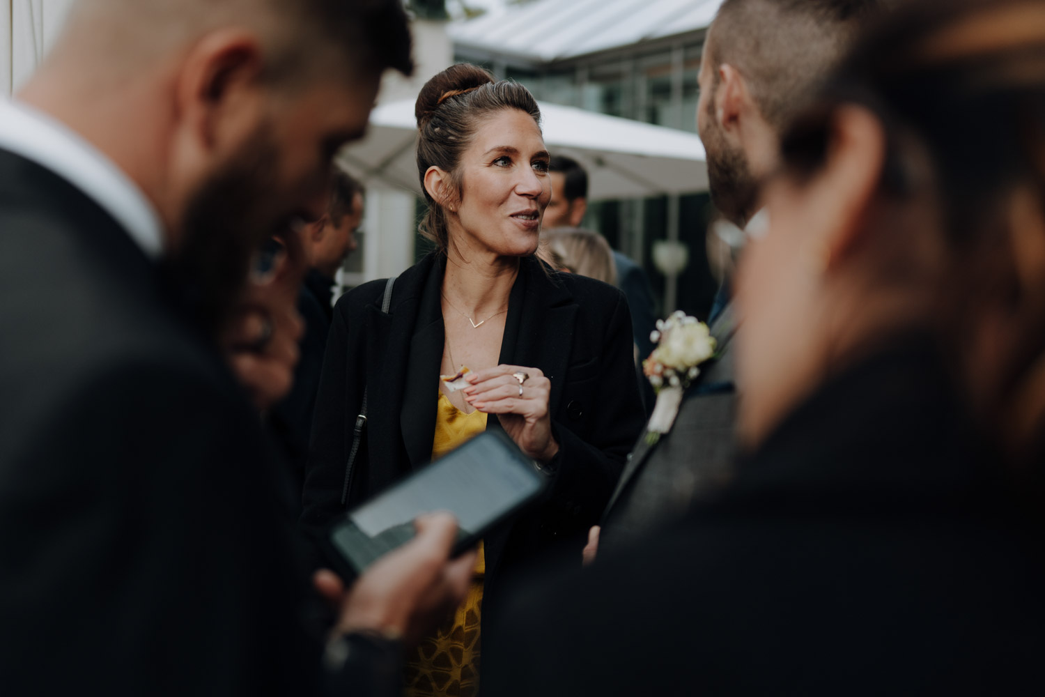 Emotionale Bilder von Gästen bei Hochzeit in Bern fotografiert vom besten Hochzeitsfotograf authentische ungestellte Bilder