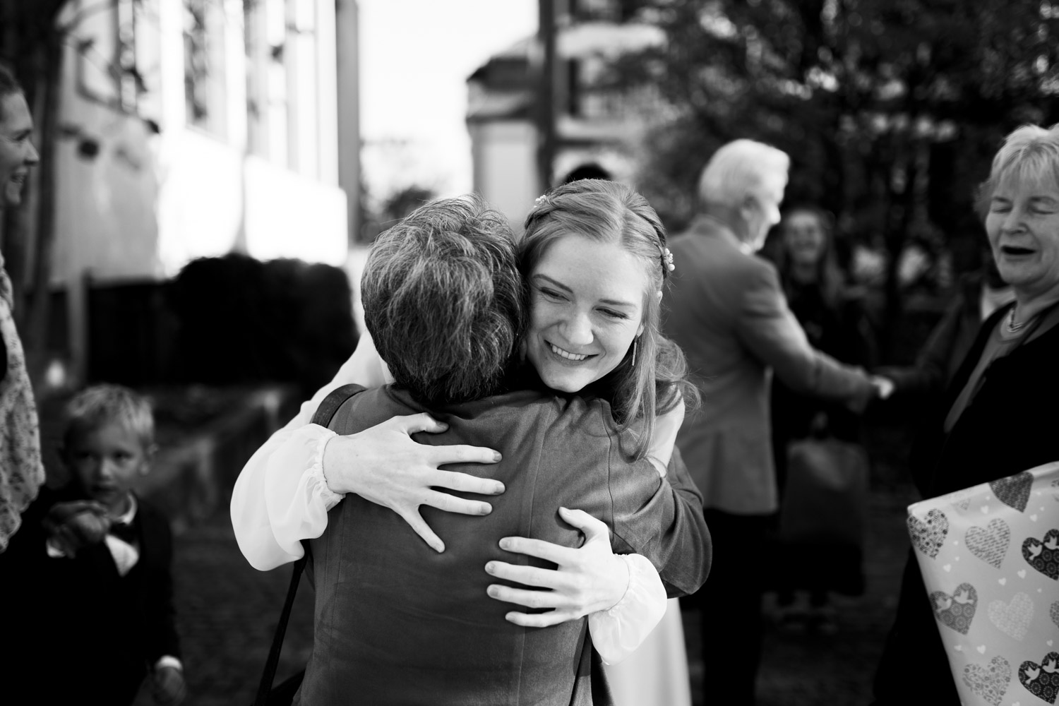 Braut begrüsst Mutter Hochzeitsfotograf Basel