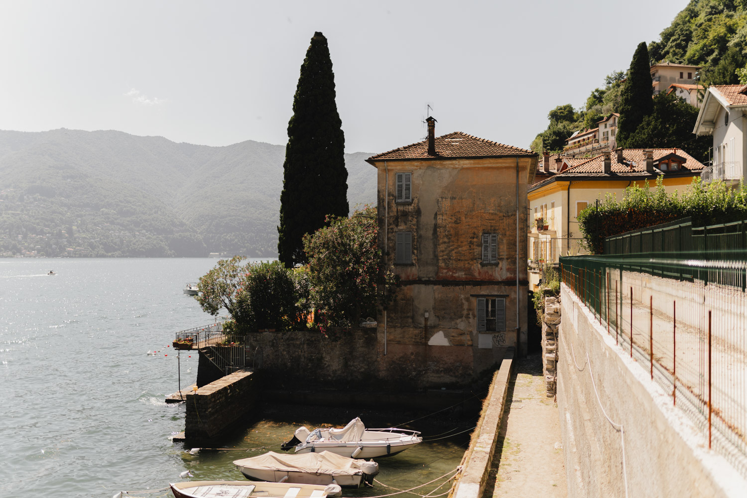 First Look Hochzeitsfotograf am Comer See Lago di Como in Italien in der Villa Regina Teodolinda neben der Villa Balbiano