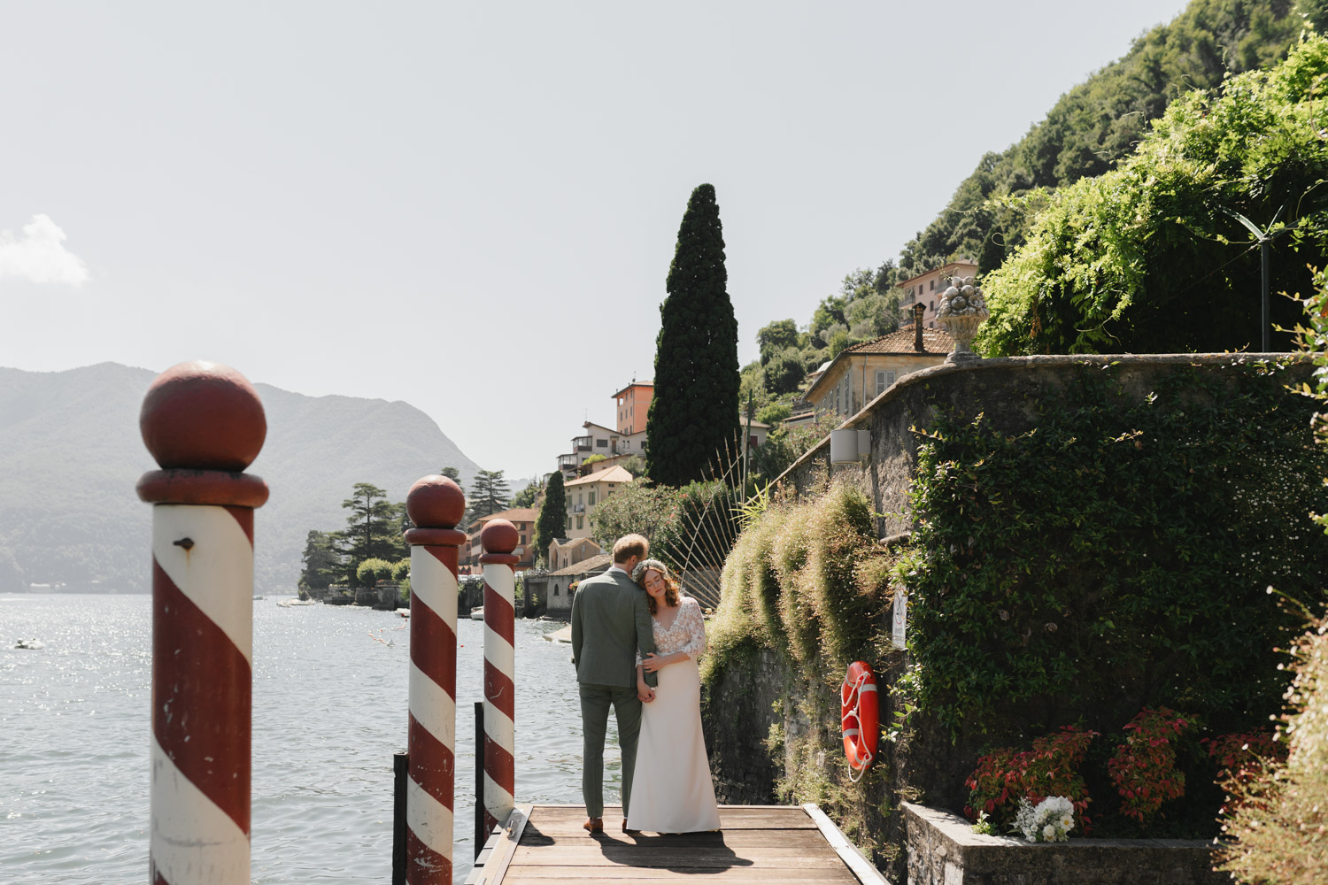 Brautpaar Fotoshooting Paarshooting am Comer See Lago di Como in Italien in der Villa Regina Teodolinda neben der Villa Balbiano