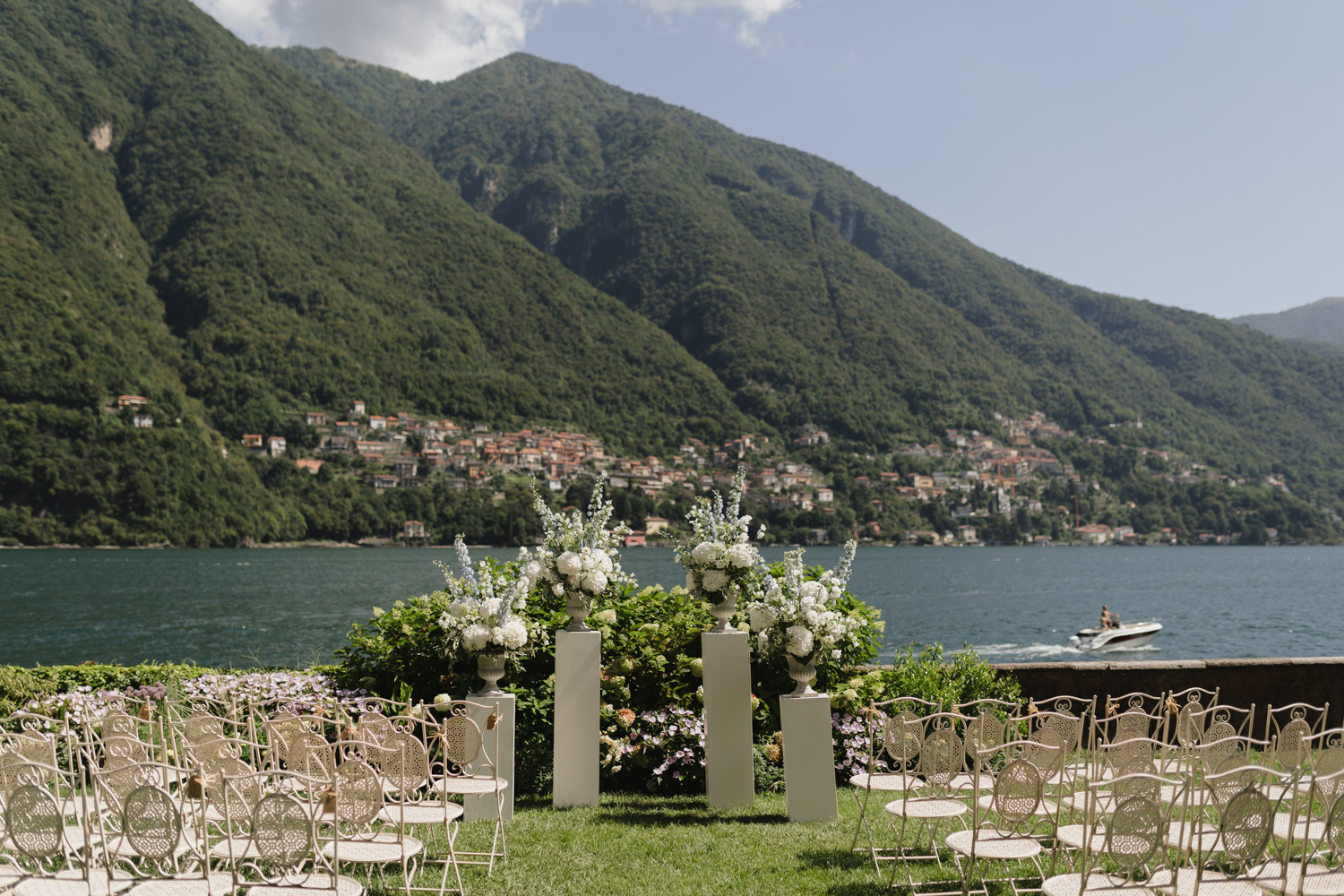 Freie Trauung Outdoor direkt am Comer See Lago di Como in Italien in der Villa Regina Teodolinda neben der Villa Balbiano