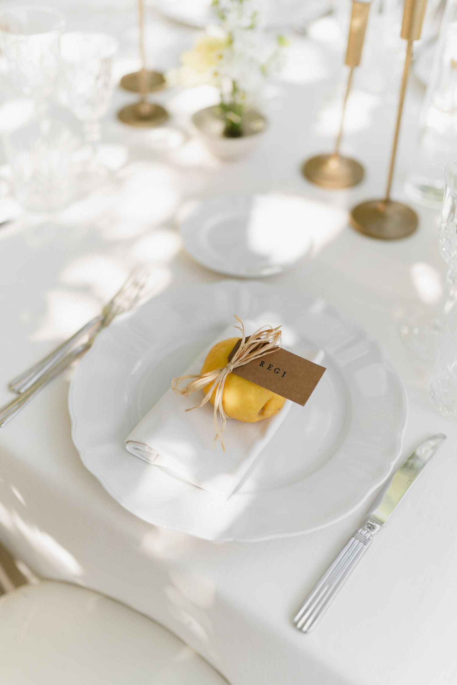 Tischdekoration mit Zitronen an Hochzeit direkt am Comer See Lago di Como in Italien in der Villa Regina Teodolinda neben der Villa Balbiano