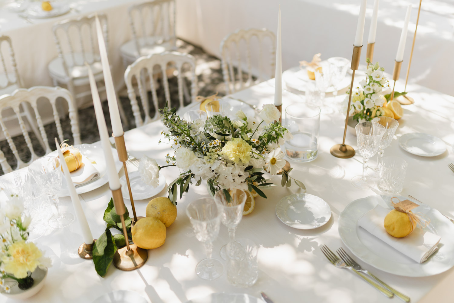 Tischdekoration mit Zitronen an Hochzeit direkt am Comer See Lago di Como in Italien in der Villa Regina Teodolinda neben der Villa Balbiano