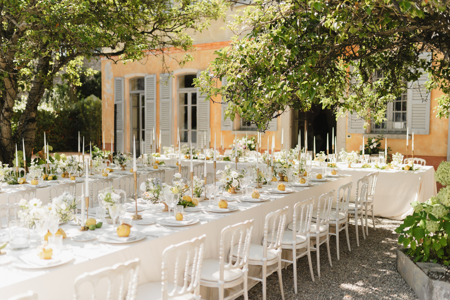 Tischdekoration mit Zitronen an Hochzeit direkt am Comer See Lago di Como in Italien in der Villa Regina Teodolinda neben der Villa Balbiano