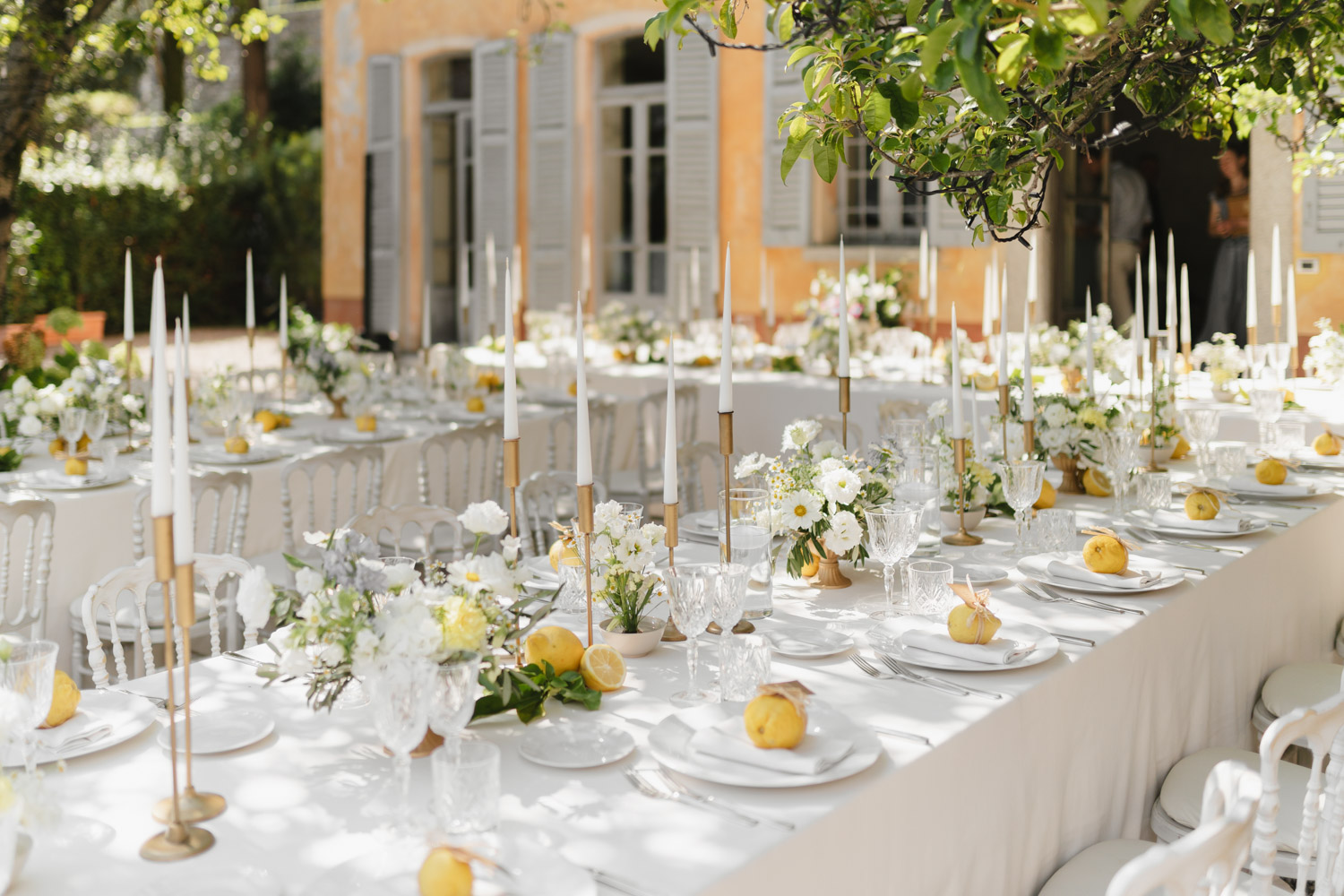 Tischdekoration mit Zitronen an Hochzeit direkt am Comer See Lago di Como in Italien in der Villa Regina Teodolinda neben der Villa Balbiano