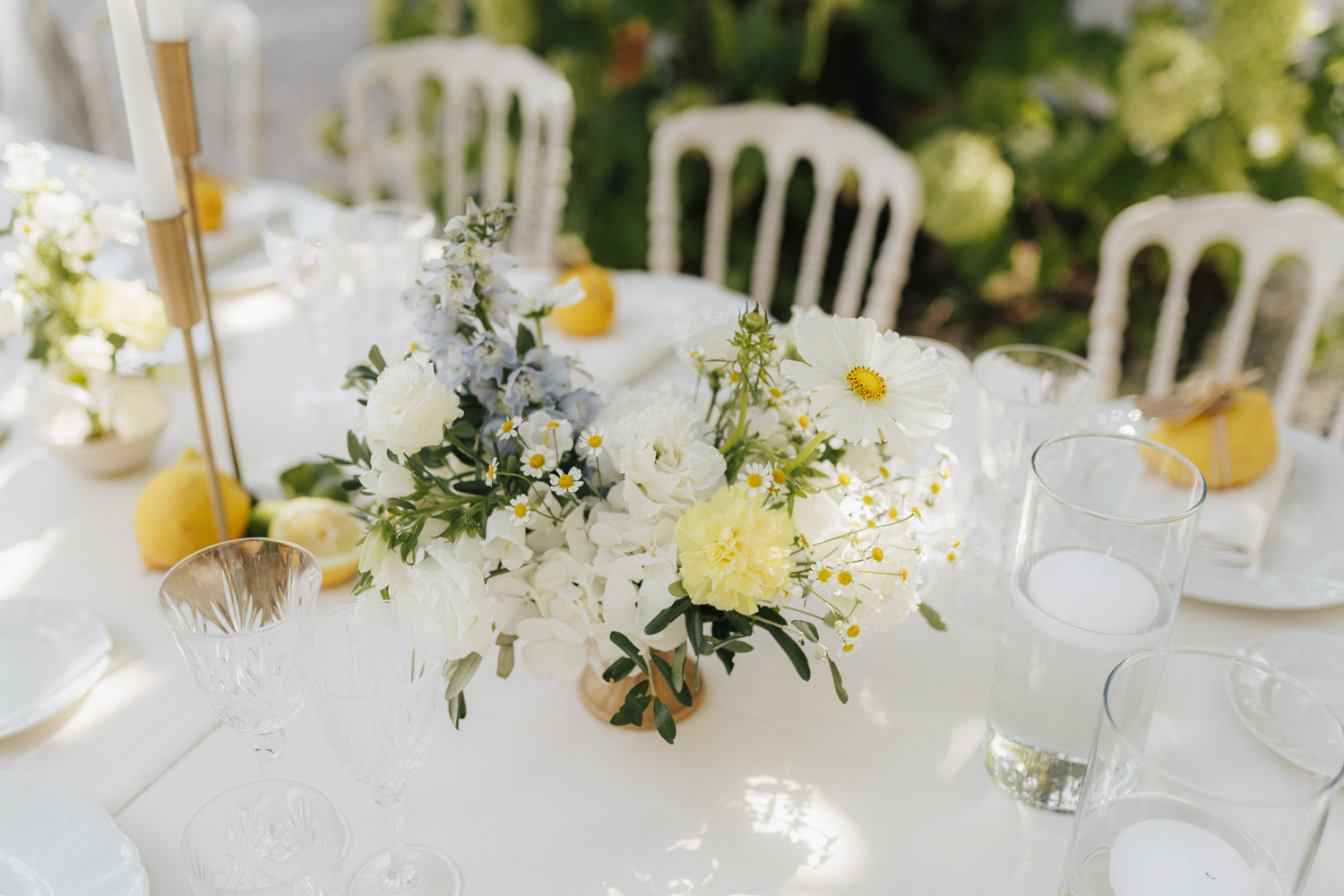 Tischdekoration mit Zitronen an Hochzeit direkt am Comer See Lago di Como in Italien in der Villa Regina Teodolinda neben der Villa Balbiano