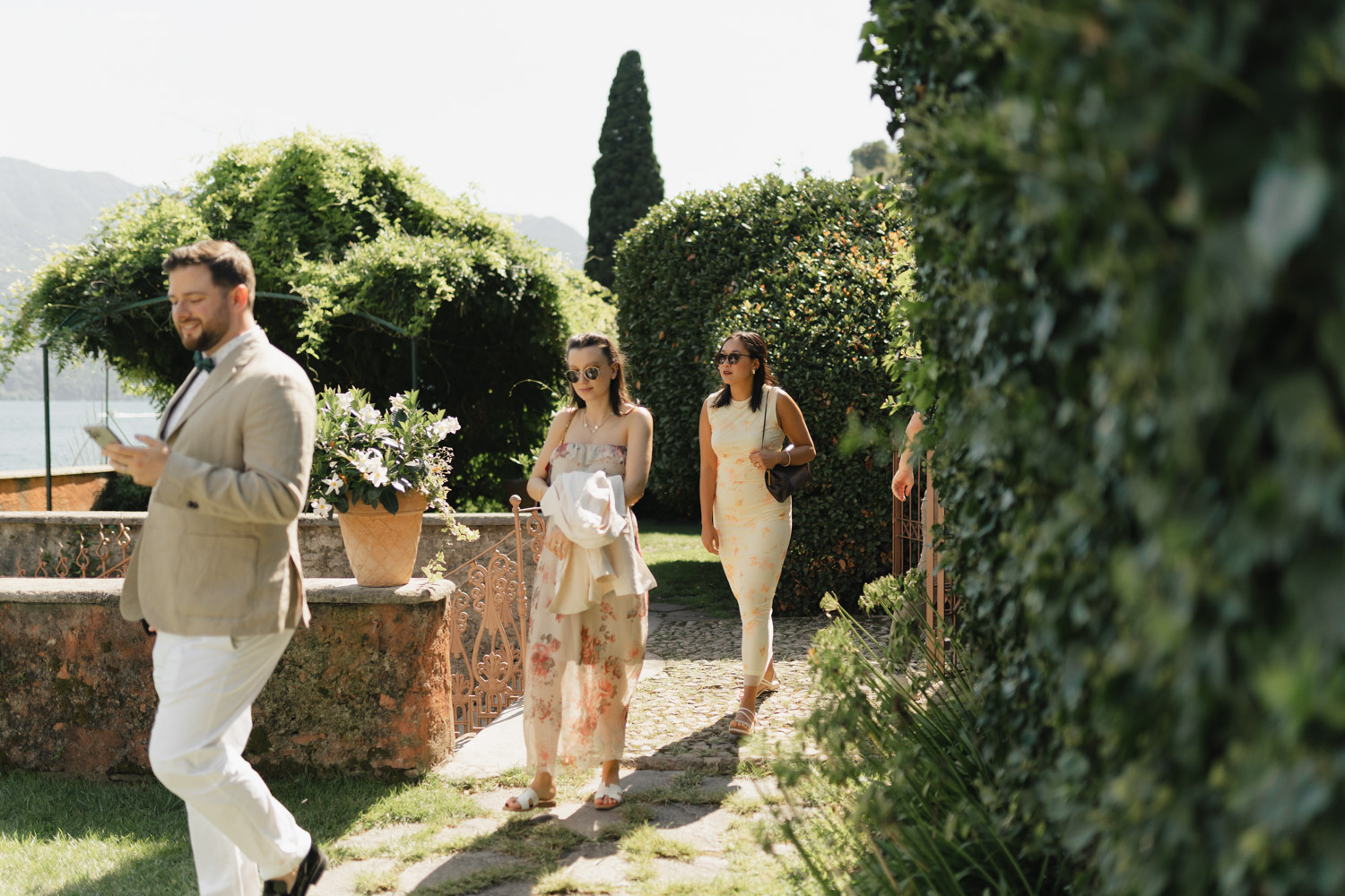 Freie Trauung Outdoor direkt am Comer See Lago di Como in Italien in der Villa Regina Teodolinda neben der Villa Balbiano