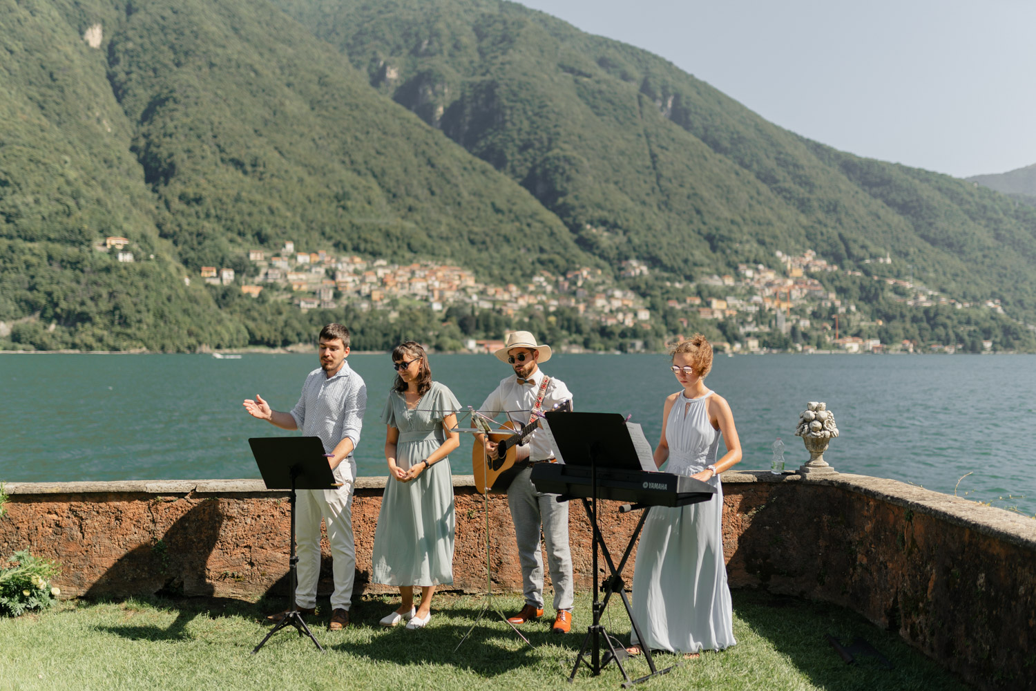 Freie Trauung Outdoor direkt am Comer See Lago di Como in Italien in der Villa Regina Teodolinda neben der Villa Balbiano