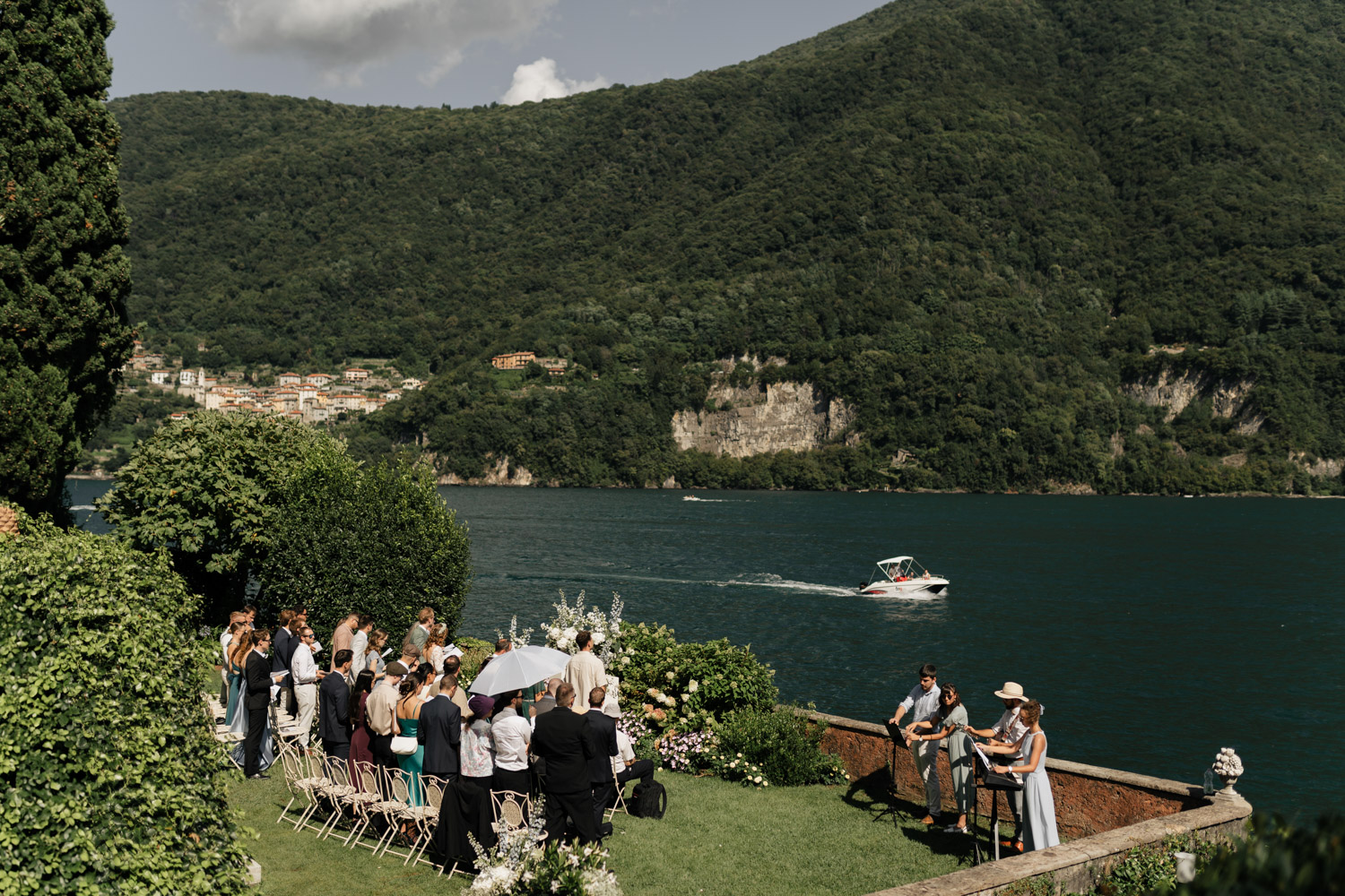 Freie Trauung Outdoor direkt am Comer See Lago di Como in Italien in der Villa Regina Teodolinda neben der Villa Balbiano