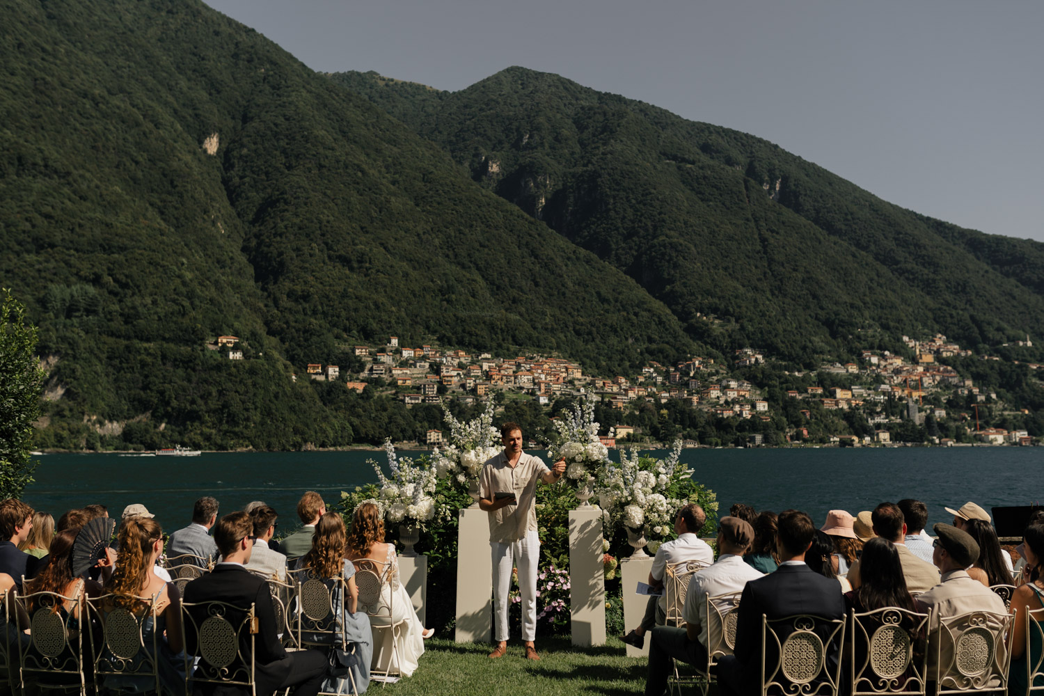 Freie Trauung Outdoor direkt am Comer See Lago di Como in Italien in der Villa Regina Teodolinda neben der Villa Balbiano