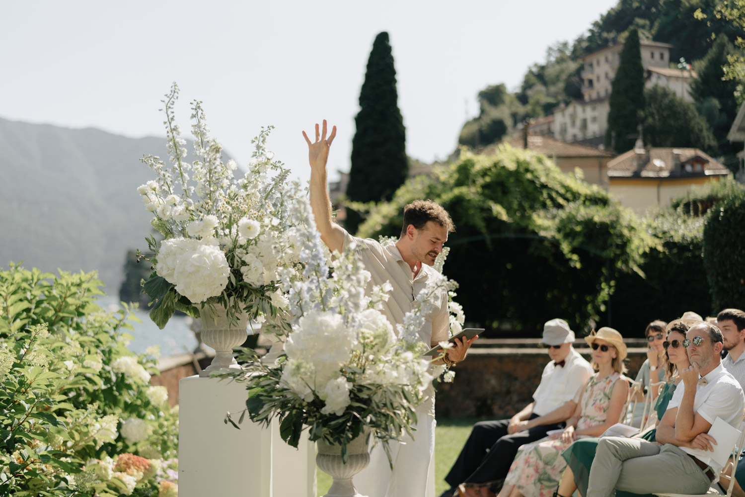 Freie Trauung Outdoor direkt am Comer See Lago di Como in Italien in der Villa Regina Teodolinda neben der Villa Balbiano