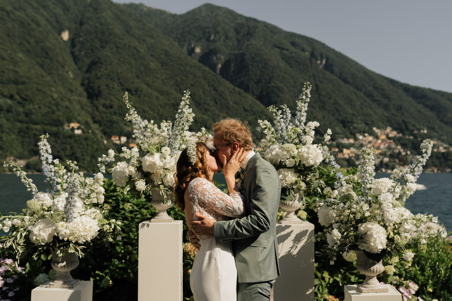 Kuss bei Freie Trauung Outdoor direkt am Comer See Lago di Como in Italien in der Villa Regina Teodolinda neben der Villa Balbiano