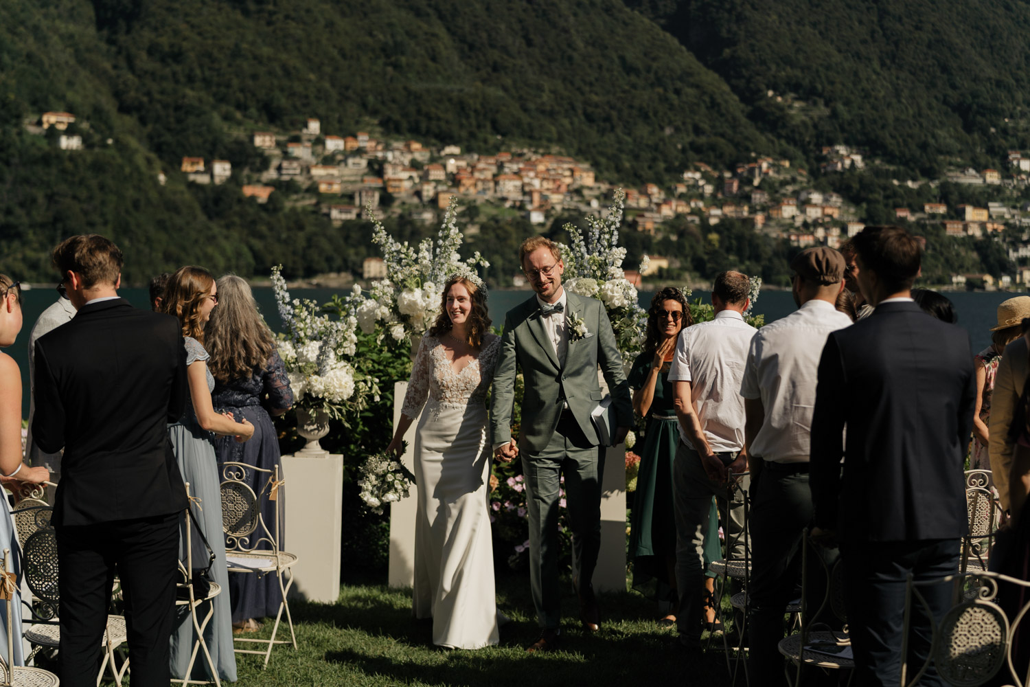 Auszug bei Freie Trauung Outdoor direkt am Comer See Lago di Como in Italien in der Villa Regina Teodolinda neben der Villa Balbiano
