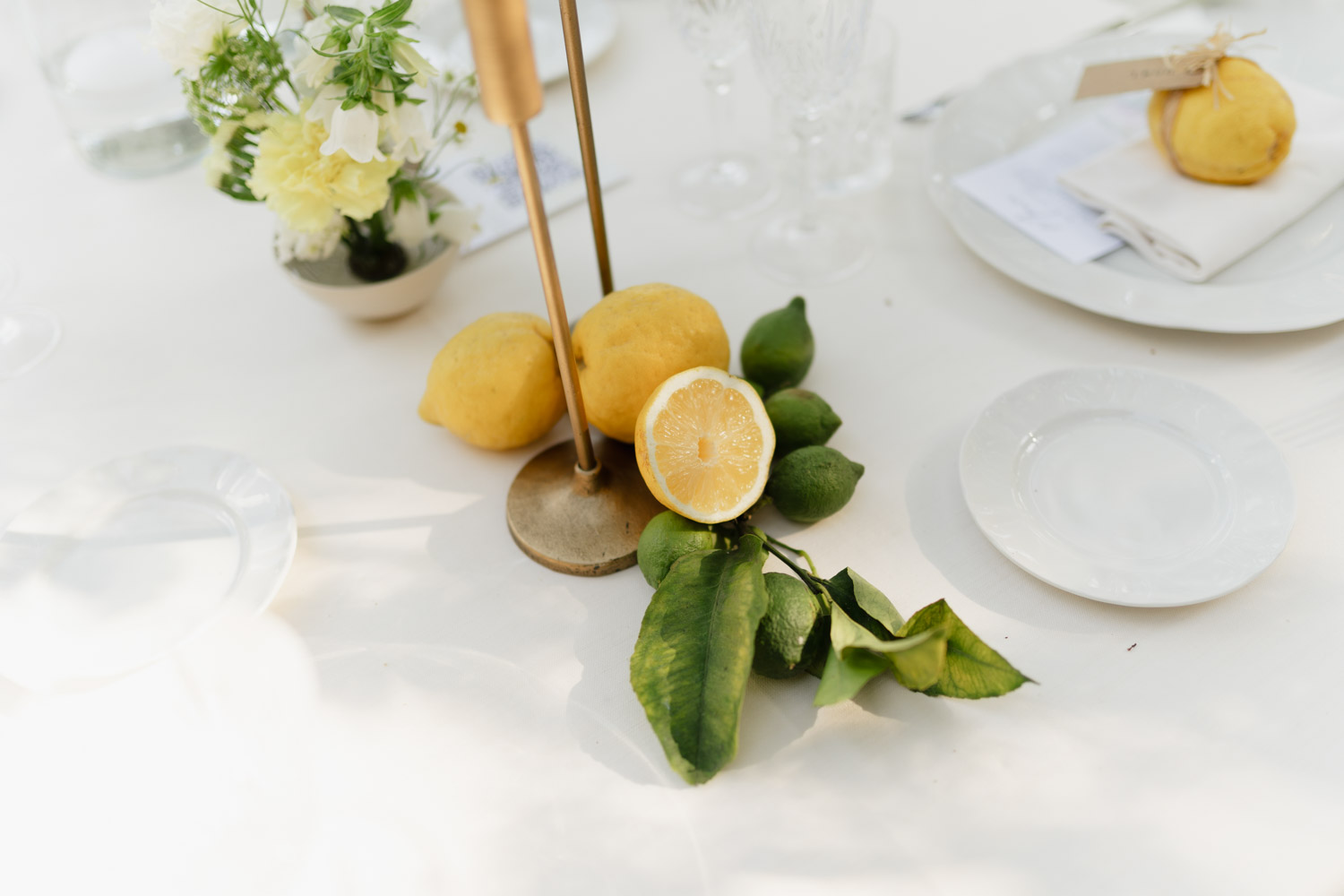 Tischdekoration mit Zitronen an Hochzeit direkt am Comer See Lago di Como in Italien in der Villa Regina Teodolinda neben der Villa Balbiano