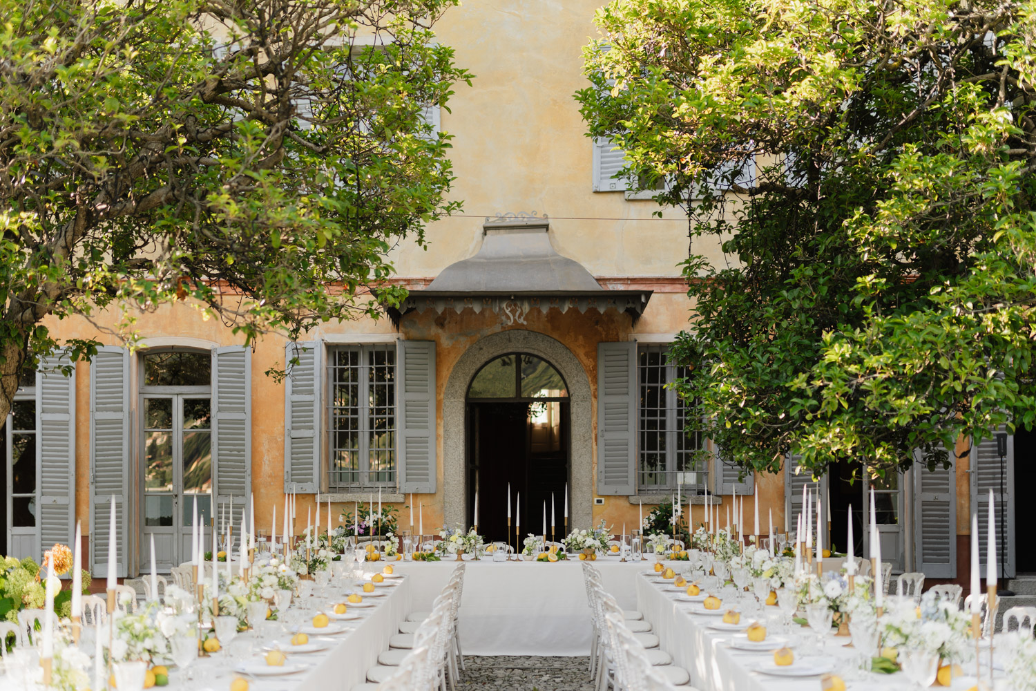 Tischdekoration mit Zitronen an Hochzeit direkt am Comer See Lago di Como in Italien in der Villa Regina Teodolinda neben der Villa Balbiano