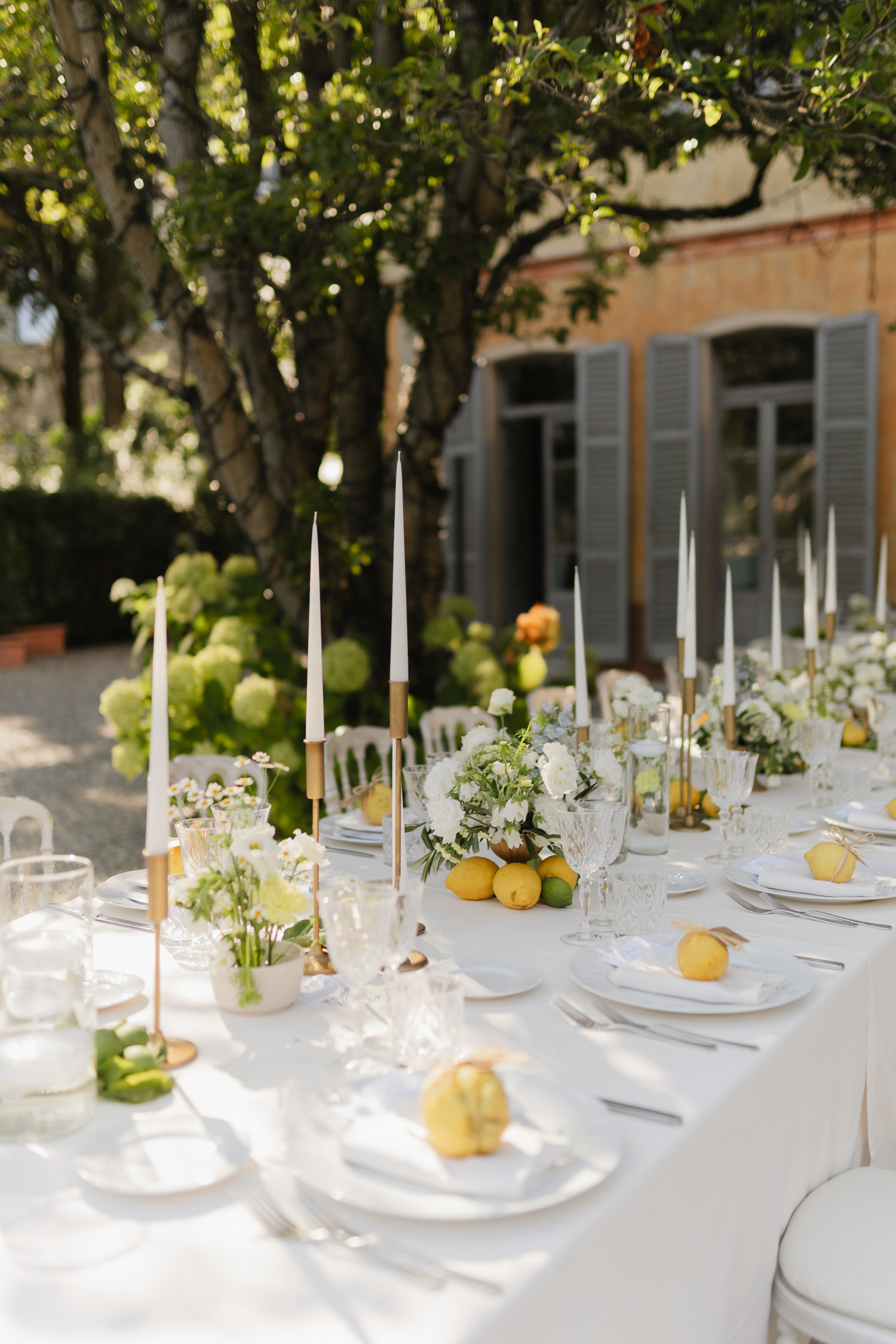 Tischdekoration mit Zitronen an Hochzeit direkt am Comer See Lago di Como in Italien in der Villa Regina Teodolinda neben der Villa Balbiano