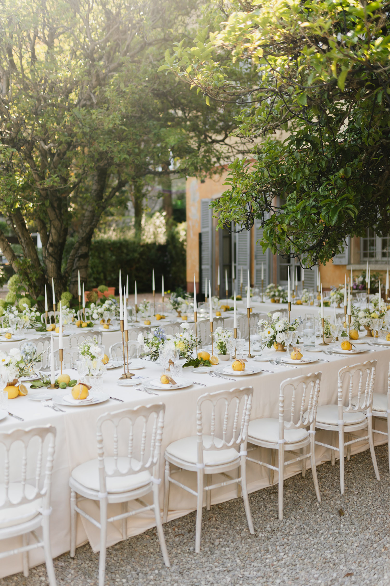Tischdekoration mit Zitronen an Hochzeit direkt am Comer See Lago di Como in Italien in der Villa Regina Teodolinda neben der Villa Balbiano