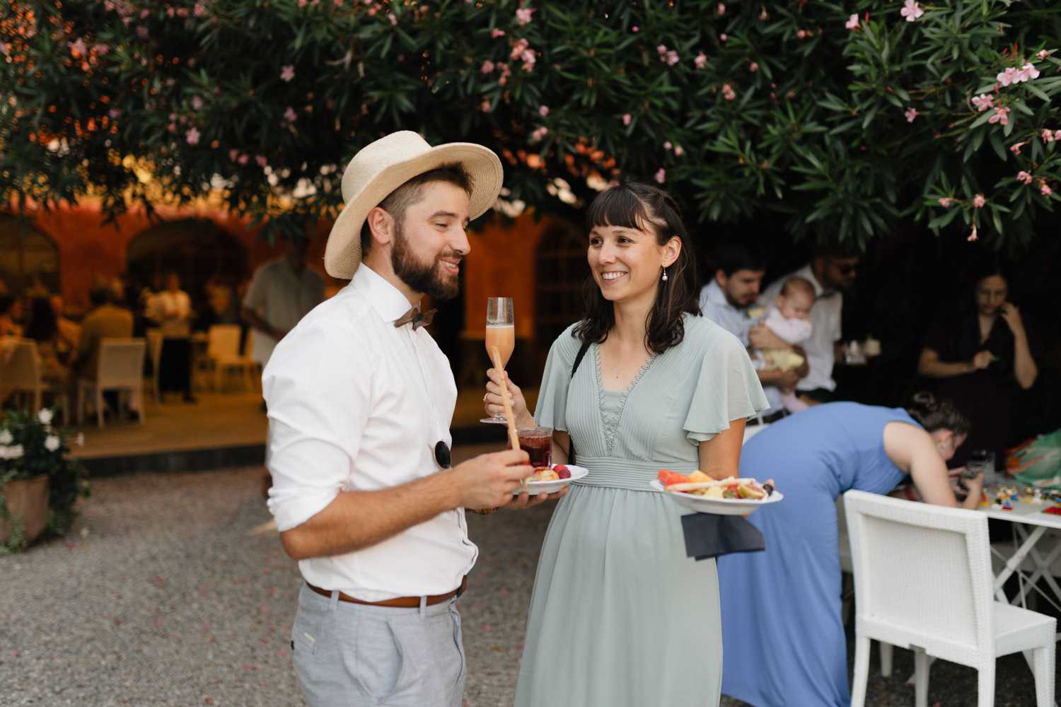 Hochzeitsfotograf Gästeportraits am Comer See Lago di Como in Italien in der Villa Regina Teodolinda neben der Villa Balbiano