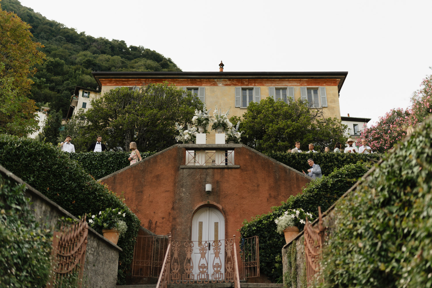 Hochzeitsfotograf Gästeportraits am Comer See Lago di Como in Italien in der Villa Regina Teodolinda neben der Villa Balbiano