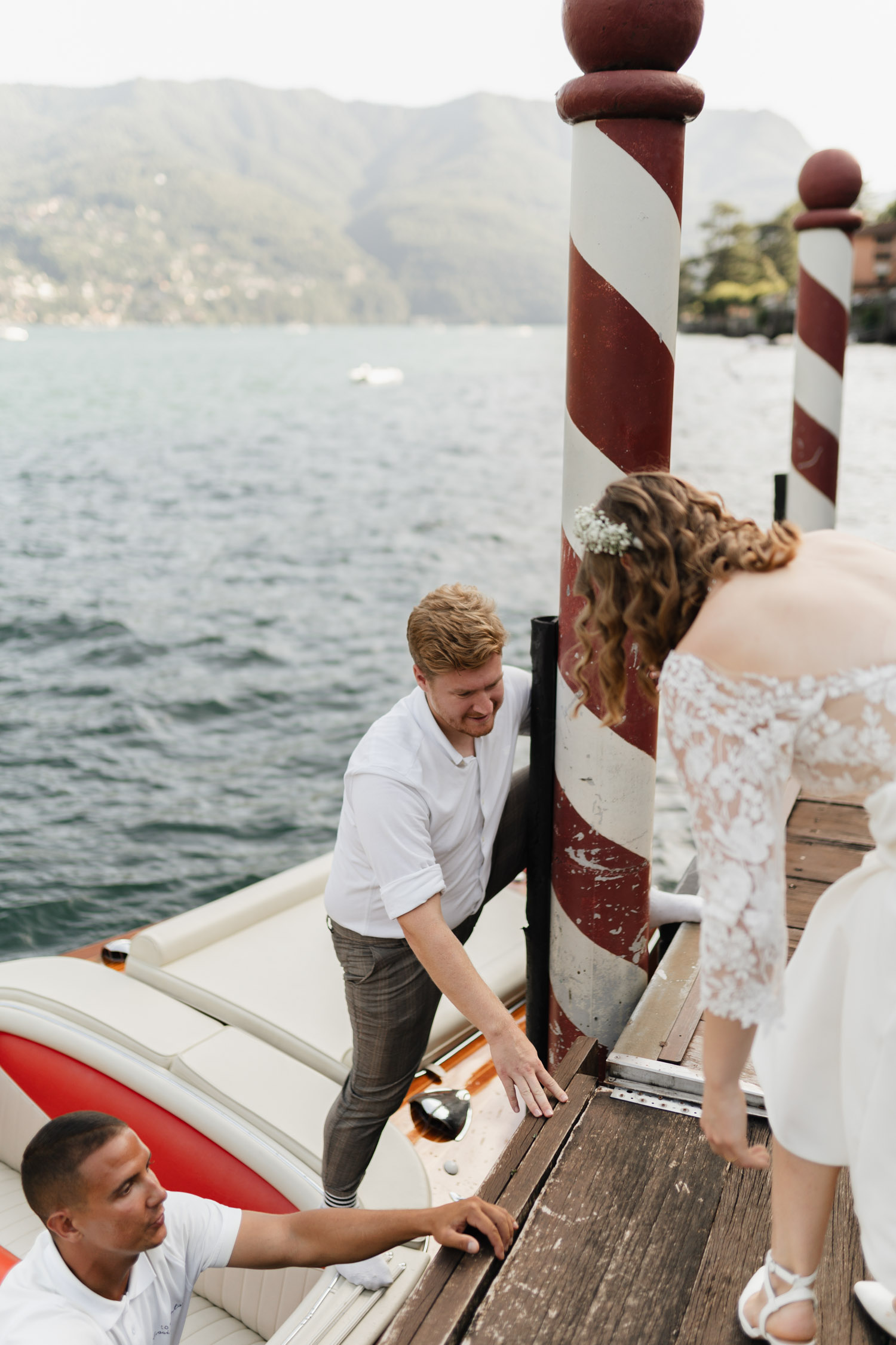 Brautpaar Bootsfahrt Hochzeitsfotograf am Comer See Lago di Como in Italien in der Villa Regina Teodolinda neben der Villa Balbiano