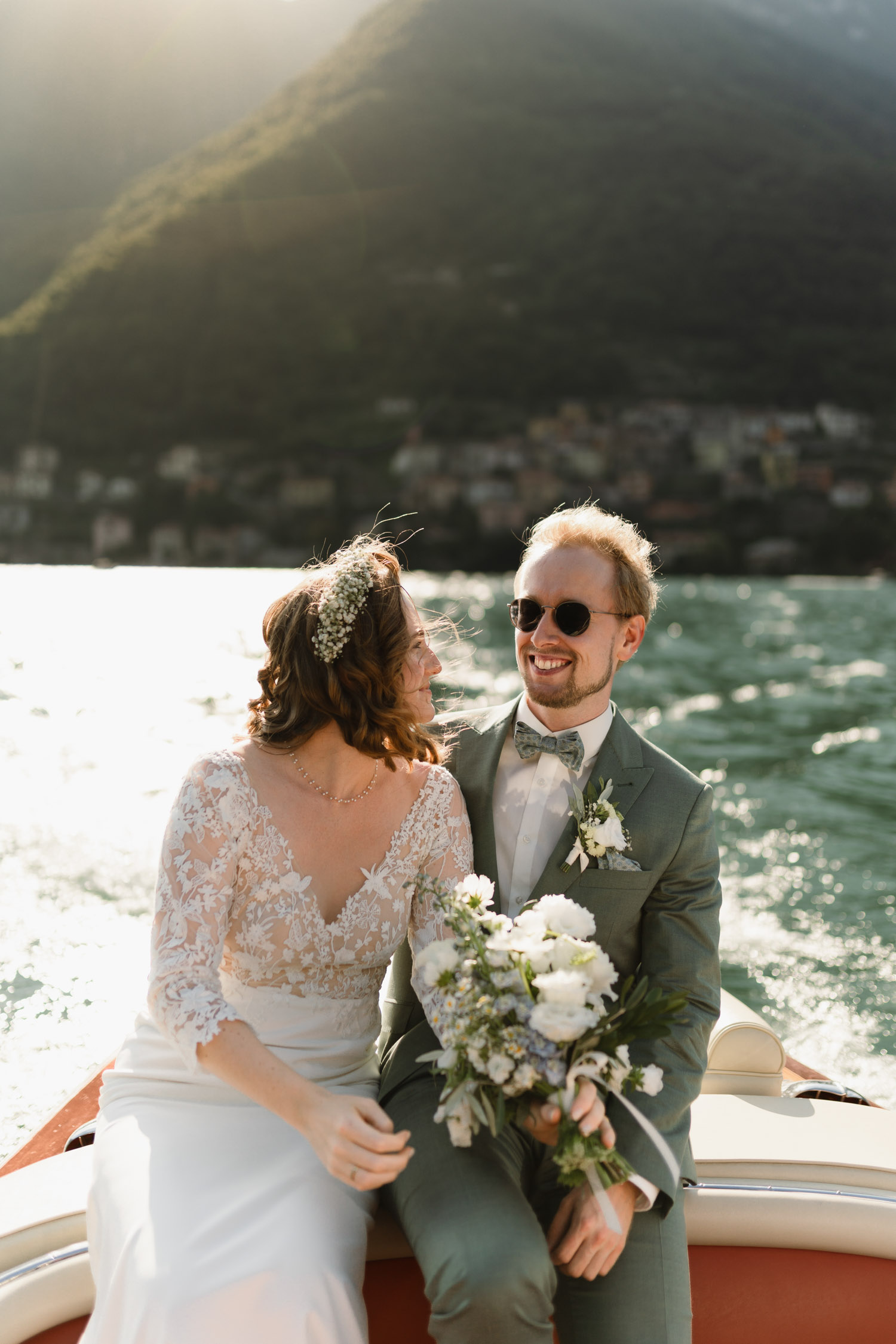 Brautpaar Bootsfahrt Hochzeitsfotograf am Comer See Lago di Como in Italien in der Villa Regina Teodolinda neben der Villa Balbiano