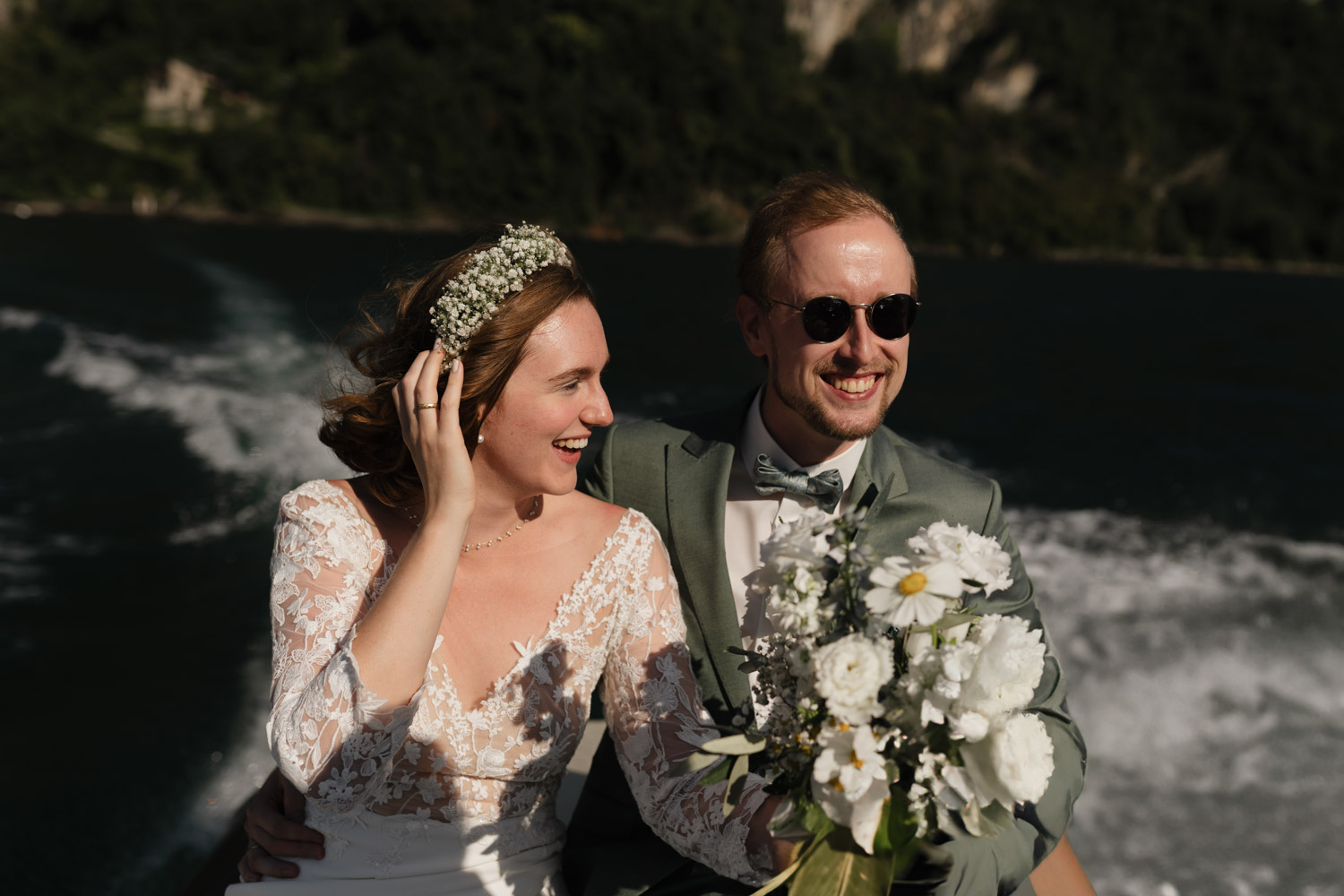 Brautpaar Bootsfahrt Hochzeitsfotograf am Comer See Lago di Como in Italien in der Villa Regina Teodolinda neben der Villa Balbiano