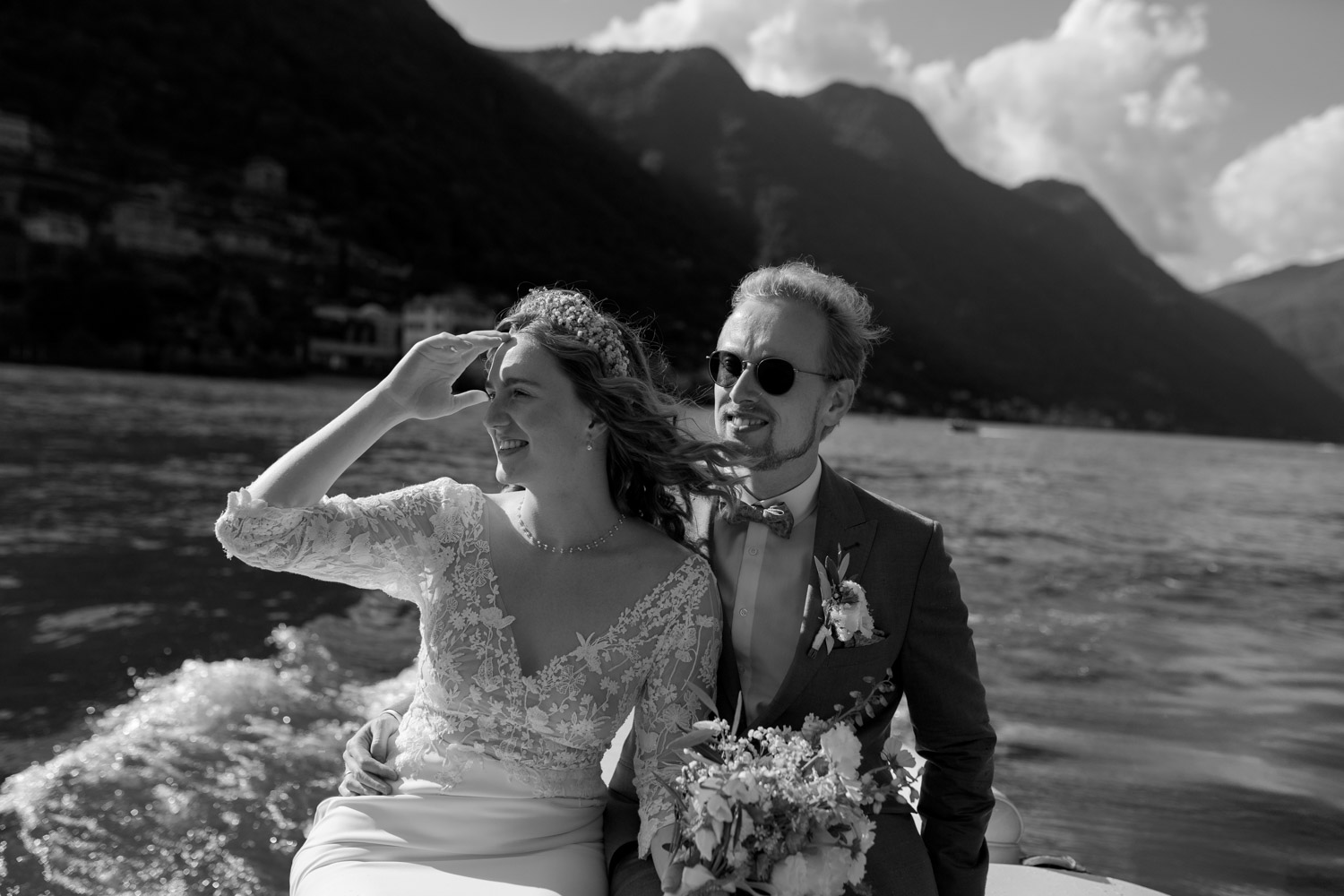 Brautpaar Bootsfahrt Hochzeitsfotograf am Comer See Lago di Como in Italien in der Villa Regina Teodolinda neben der Villa Balbiano