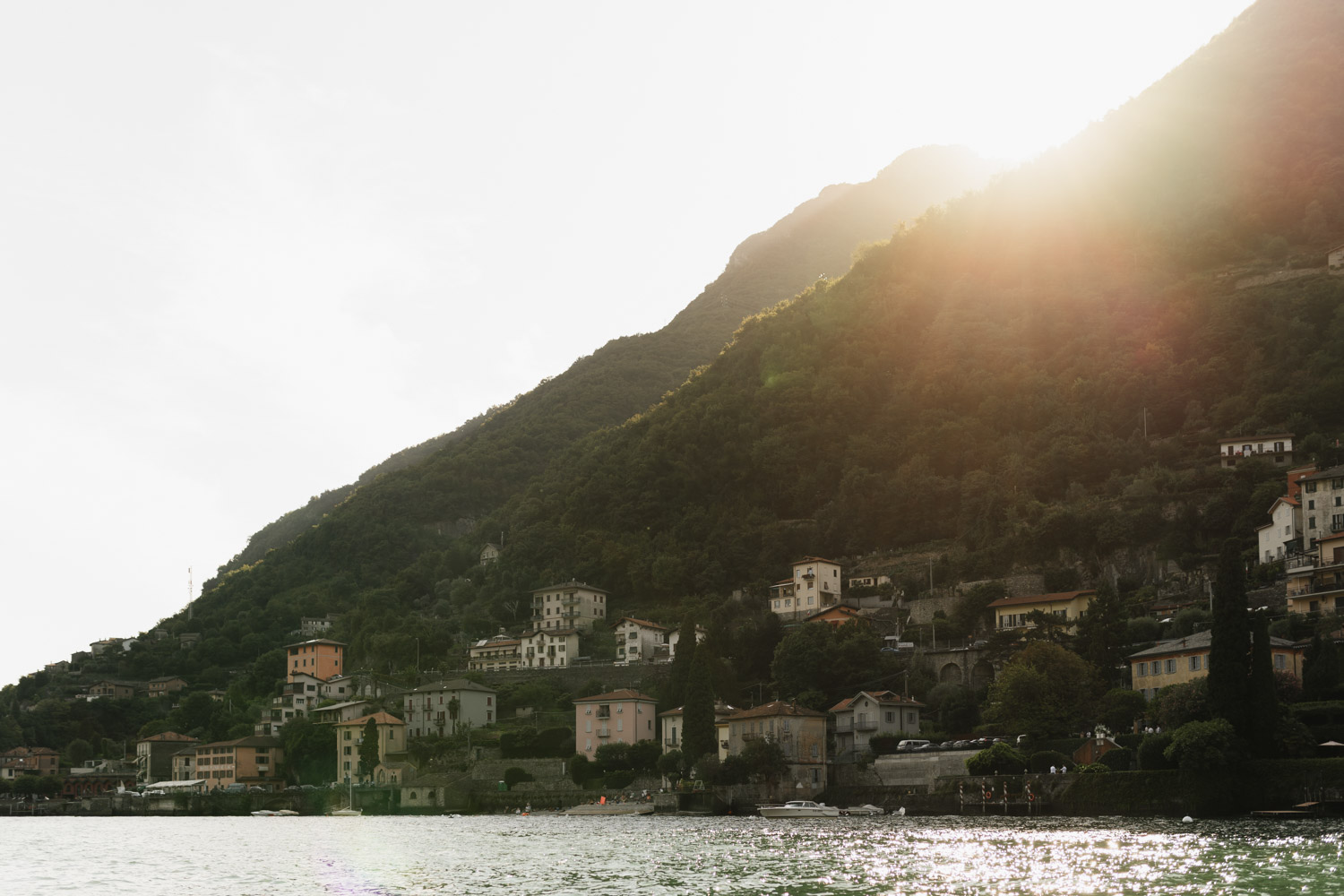 Brautpaar Bootsfahrt Hochzeitsfotograf am Comer See Lago di Como in Italien in der Villa Regina Teodolinda neben der Villa Balbiano