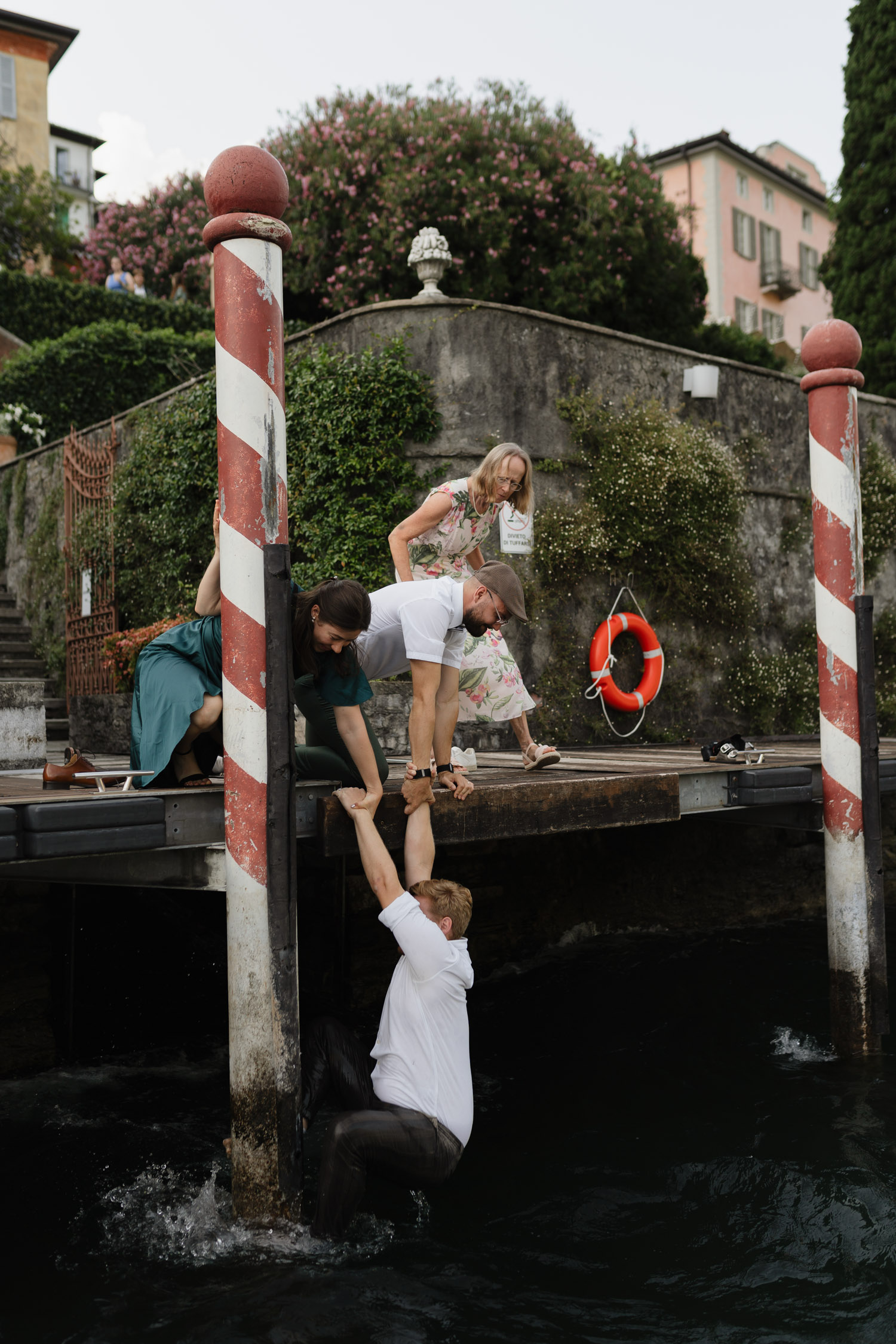 Brautpaar Bootsfahrt Hochzeitsfotograf am Comer See Lago di Como in Italien in der Villa Regina Teodolinda neben der Villa Balbiano