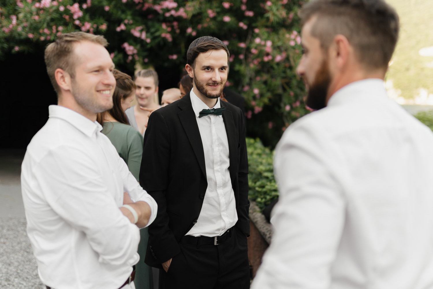 Hochzeitsfotograf Gästeportraits am Comer See Lago di Como in Italien in der Villa Regina Teodolinda neben der Villa Balbiano