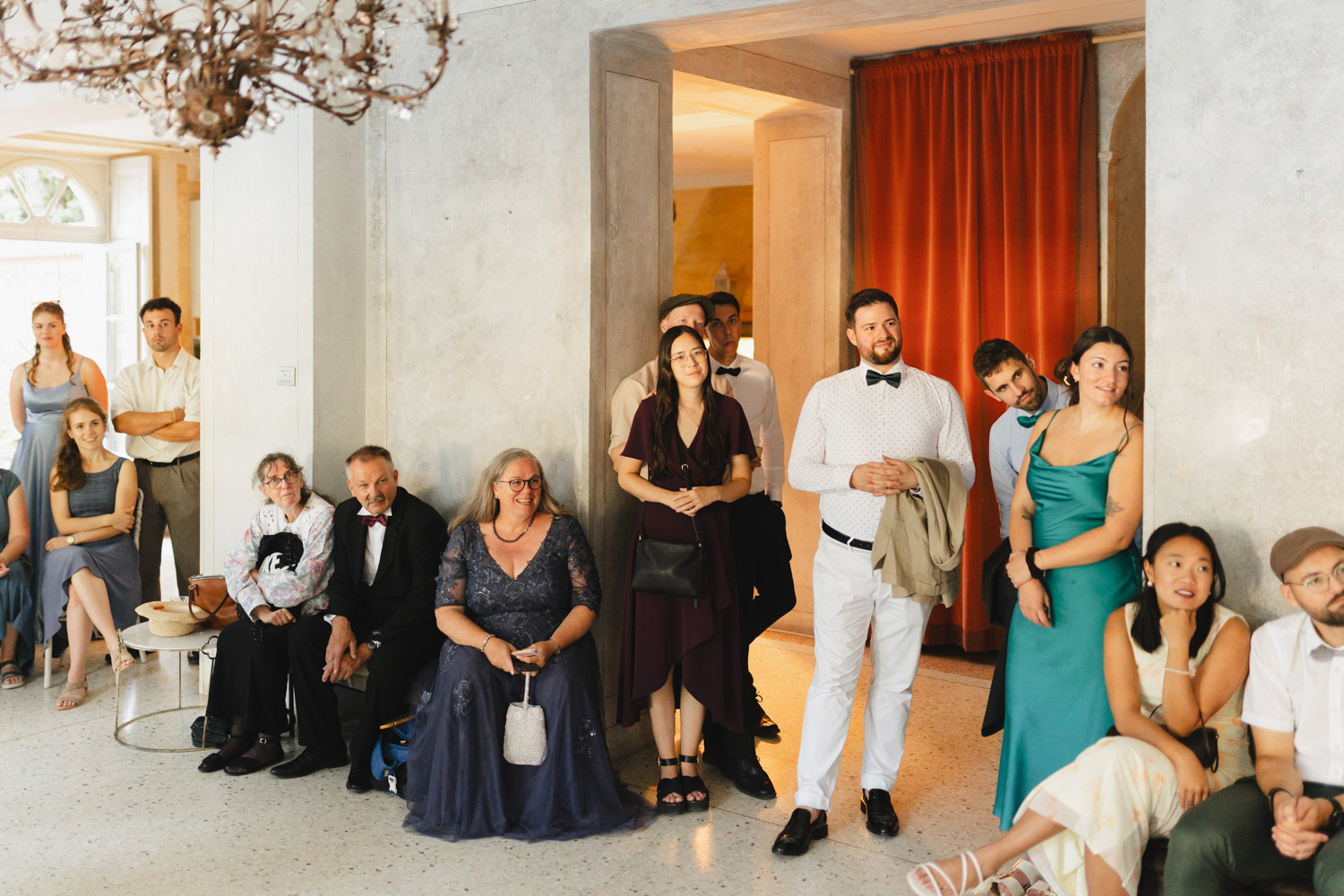 Hochzeitsfotograf Gästeportraits am Comer See Lago di Como in Italien in der Villa Regina Teodolinda neben der Villa Balbiano