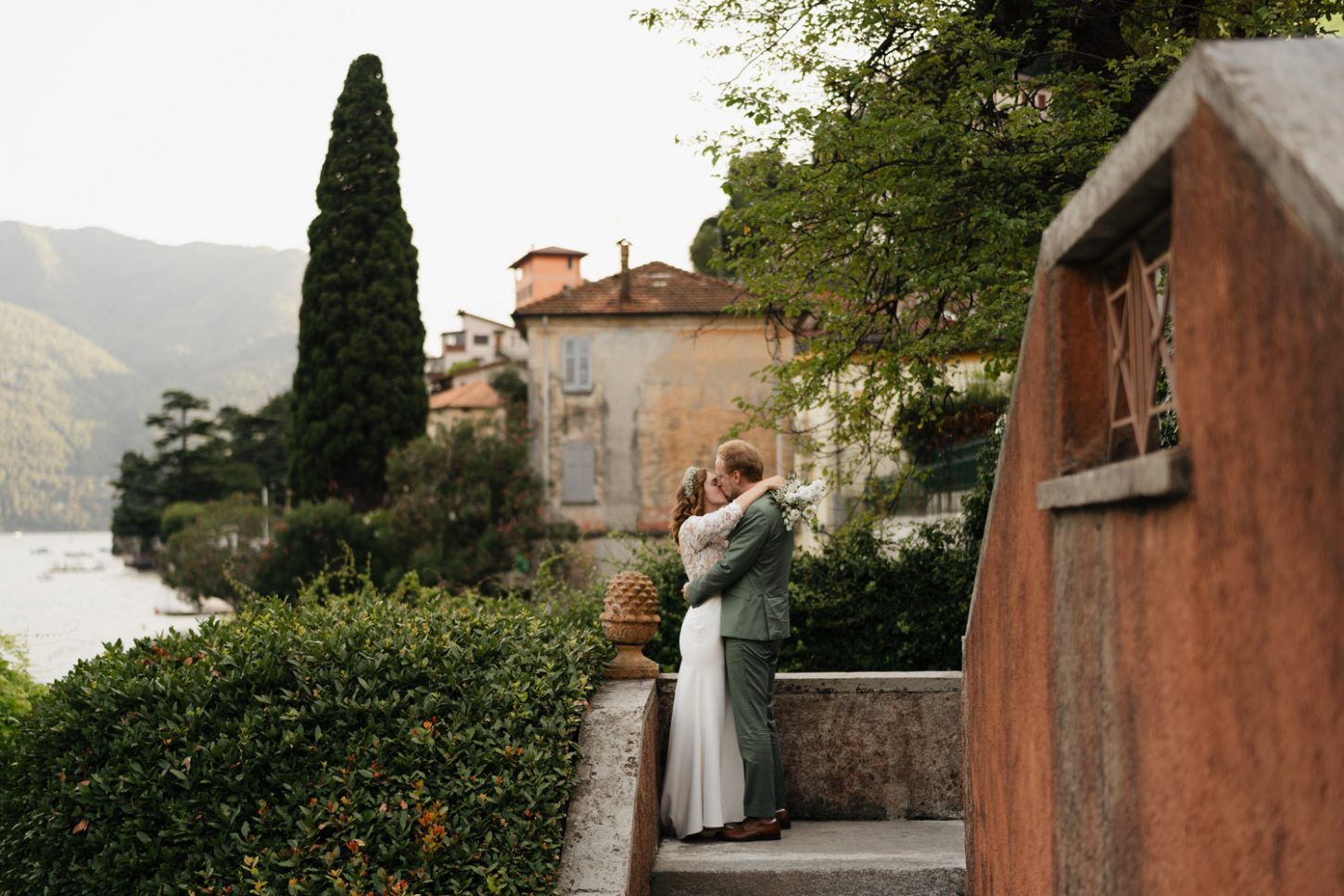 Brautpaar Fotoshooting Paarshooting am Comer See Lago di Como in Italien in der Villa Regina Teodolinda neben der Villa Balbiano