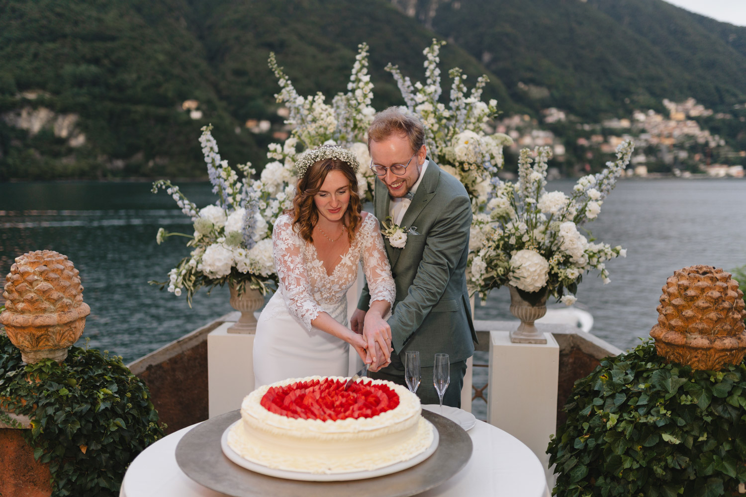 Brautpaar schneidet Hochzeitstorte an am Comer See Lago di Como in Italien in der Villa Regina Teodolinda neben der Villa Balbiano