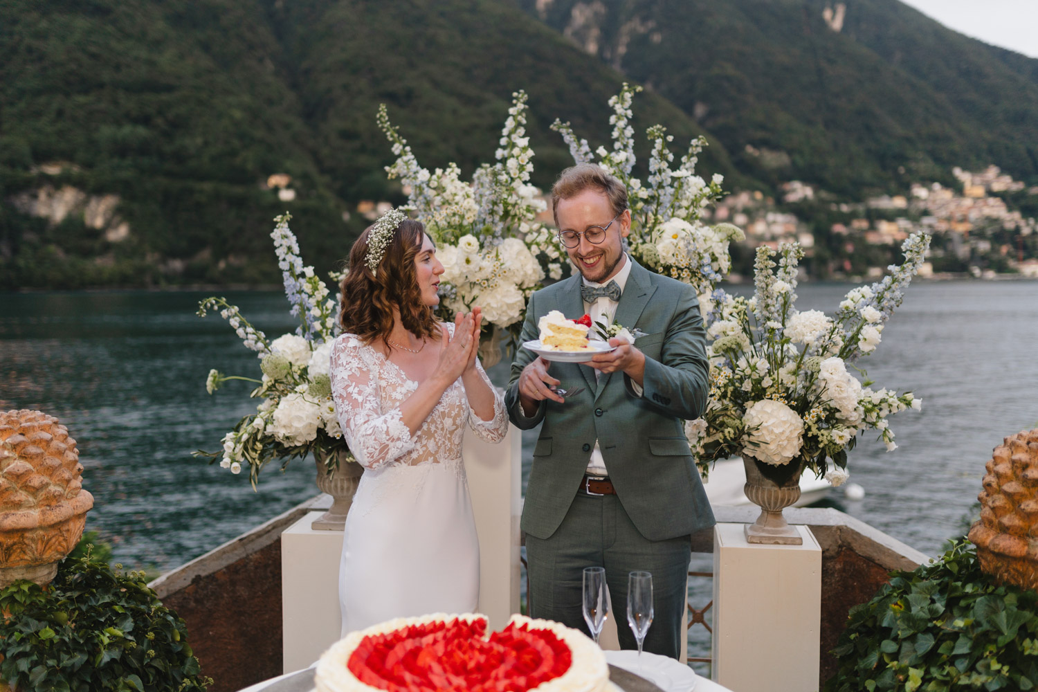 Brautpaar schneidet Hochzeitstorte an am Comer See Lago di Como in Italien in der Villa Regina Teodolinda neben der Villa Balbiano